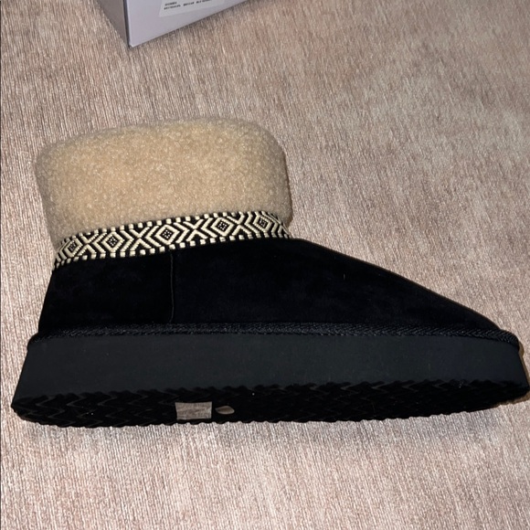 Pink Lily Payton Black Platform Boots, New! - Picture 10 of 12